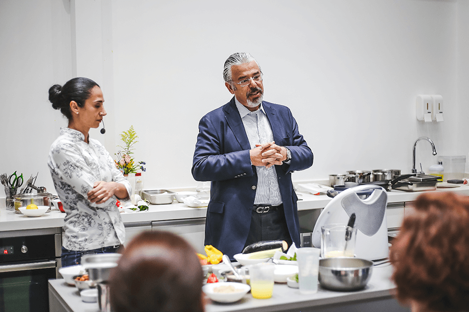 Nélio Weiss, fundador da Olibi, compartilha a história da marca com os participantes do evento da gastronomia vegetariana com azeite Olibi