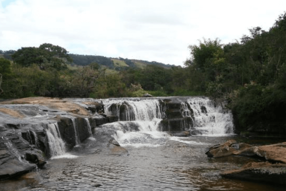 A Cachoeira de Itaúna é de fácil acesso e é ideal para famílias. 