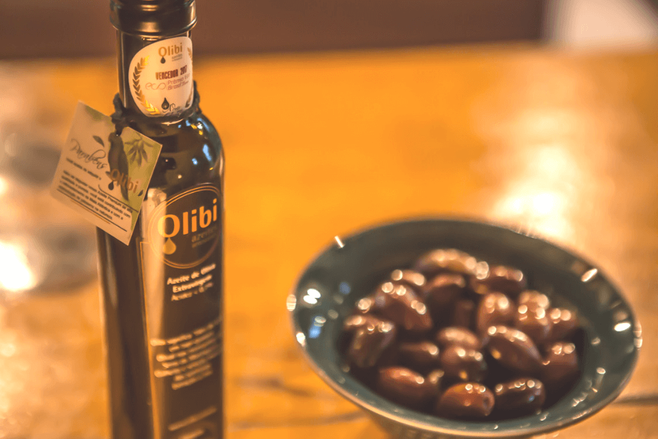 O azeite extravirgem artesanal Olibi não pode faltar em sua degustação de azeite em casa. 