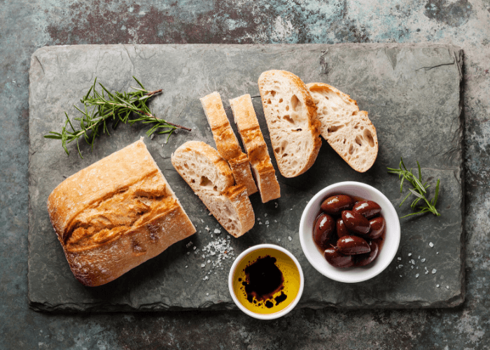 Pão, azeite e azeitonas: uma combinação que garante sabor e saúde.﻿