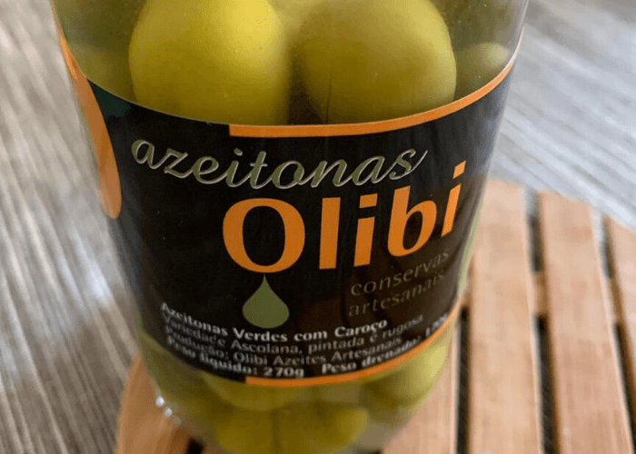 A conserva de azeitonas Olibi é feita com sal marinho, resultando em um sabor mais suave.