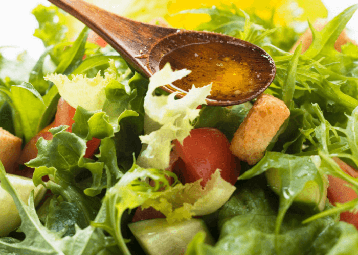O azeite extravirgem faz bem para a saúde e ainda dá sabor às saladas e outros pratos.
