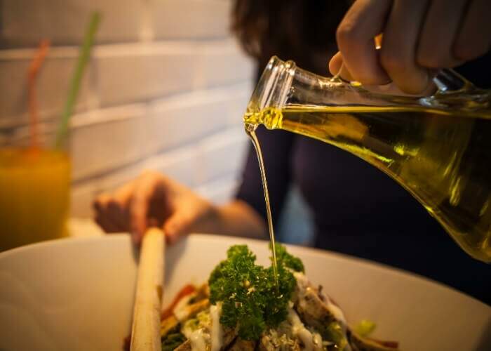 Molhos para saladas são uma excelente opção para cozinhar com azeite de oliva e dar mais sabor às receitas. 