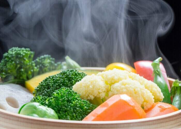 O cozimento ao vapor conserva melhor as características dos alimentos.
