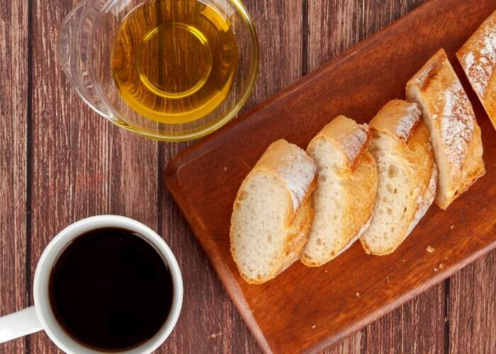Que tal unir dois alimentos que fazem bem para a saúde: café e azeite de oliva. A combinação vai bem no café da manhã, lanche da tarde e até em seu momento de autocuidado.