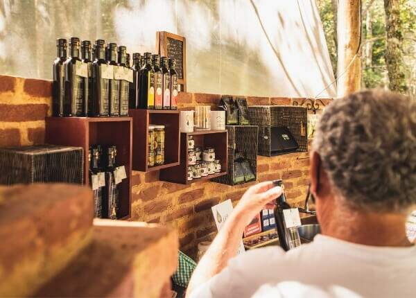 Além de conhecer o olival e os projetos ambientais pessoalmente, os visitantes podem fazer uma degustação de azeite muito especial e ainda adquirir produtos.﻿