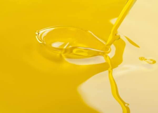Comprar azeite de qualidade vai além da sua cor - é preciso atentar-se à acidez e outras características.