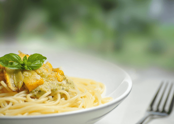Uma borrifada generosa pode transformar sua receita a um prato de qualquer restaurante italiano cinco estrelas.