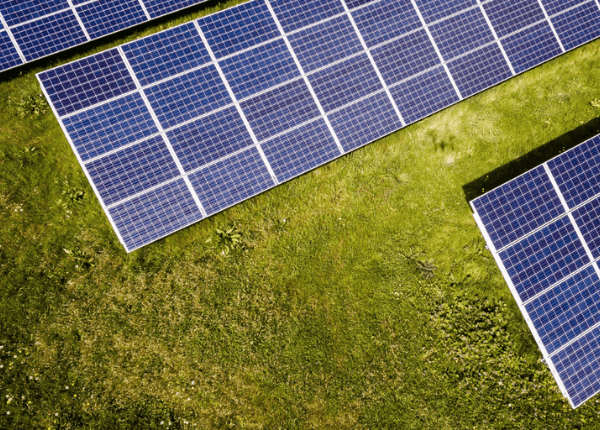 Entre os projetos ambientais da Olibi está a geração de energia solar fotovoltaica.